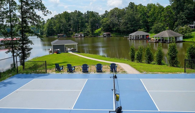 Hyco Pickle Pointe. Lakefront 4 bed 3 bath w/private pickleball court in Semora
