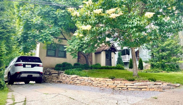 Hyde Park Hideaway Private Lane, Patio & Parking in Cincinnati