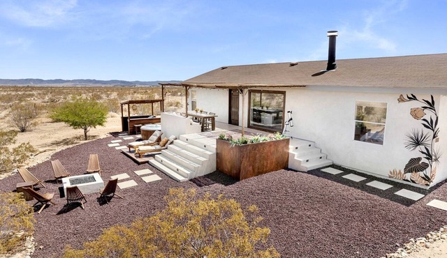Impressive Cottage with Fire Pit, Hot-tub and Barbecue in Joshua Tree, California in Joshua Tree