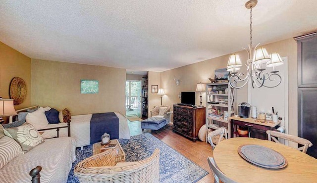 Inviting studio with pool, tennis, hot tub, kitchenette, & private sunny balcony in Lake Lure