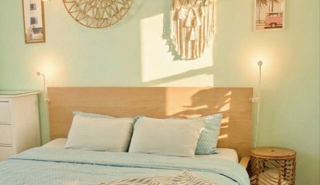 KING size bed- walk to the BEACH- Air Conditioner- Bunk beds- Pullout Couch