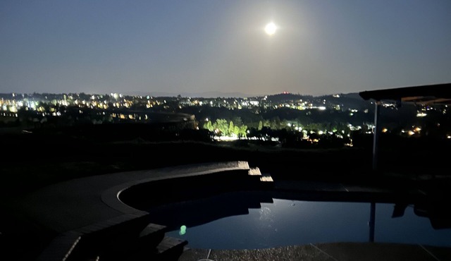 Kingsview Luxury Retreat above the city 1 King Bed 2 Queen beds