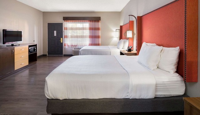 La Quinta Inn & Suites by Wyndham Orange County Airport