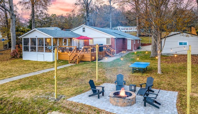 Lakefront Getaway: Fire Pit ~ Dock ~ Games ~ Family & Pet Friendly in Waterloo
