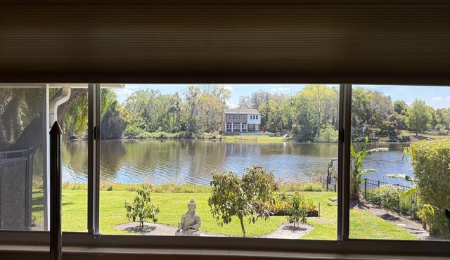 Lakefront Studio Breathtaking Views Private Keyless Entry Parking in Altamonte Springs