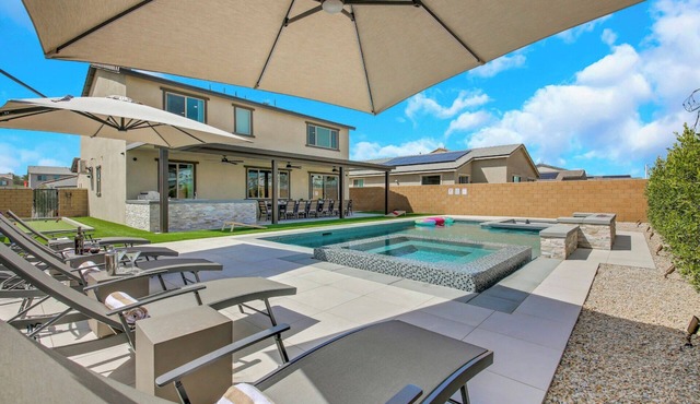 Large 7 Bdr + 9 beds, Huge GameRoom, Putting Green, Bocce, Pool & Spa, designer