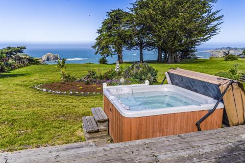 Large Oceanfront Bluff Home - Hot Tub Kids Room