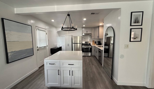 Long Beach - Renovated 2BR - Full Kitchen + W/D - Monthly Stays