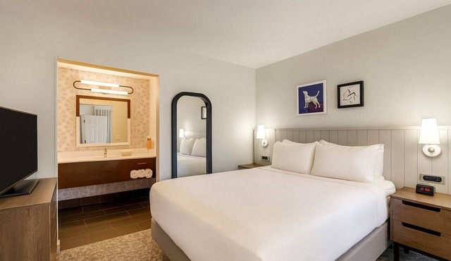 Look No More! 2 Comfortable 2BR Suites, Outdoor Swimming Pool, Pets Allowed!