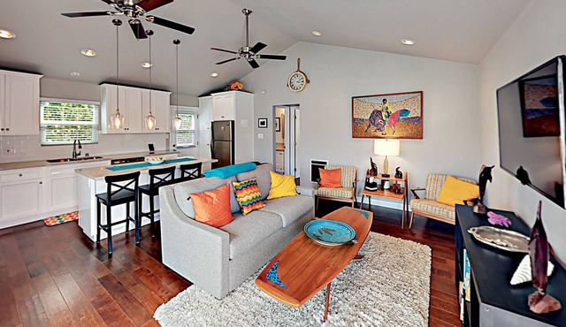 Lovely home 1 block to Main St and near the beach w/ patio - snowbirds welcome