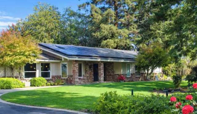 Lovely Lakeside Home: Perfect for Vacations, Weddings, Retreats.