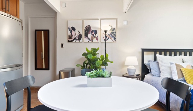 Lovely Pet Friendly Studio on Quiet Culdesac w/Fast WiFi