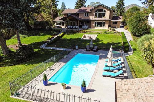 Lovely Riverfront Grants Pass Home: Pool & Hot Tub