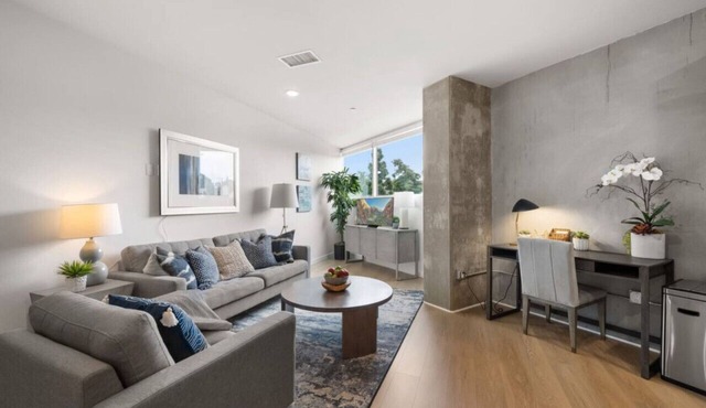 Lux Beach Retreat: Parking/Wifi