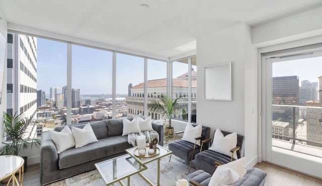 LUXE 2BR 2 Bath apartment with ameneties in beautiful downtown San Diego