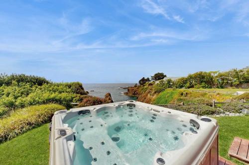 Luxe Remodeled Oceanfront Home on the Bluff