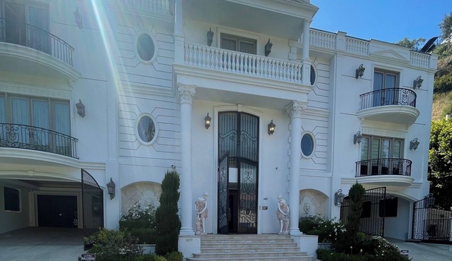 Luxurious 5-bedroom villa with AC, fitness room in Beverly Hills