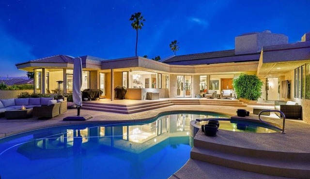 Luxurious and spacious Golf Course front property 15 min away from Coachella.