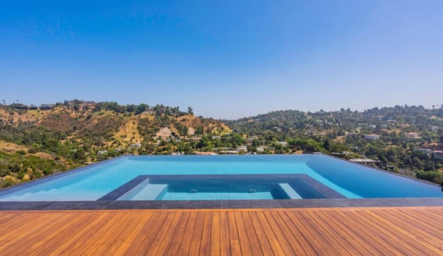 Luxurious Villa in BH: Pool, Spa, Theater, Views!