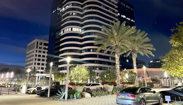 Luxury Executive & Vacay Spot 2BR with a dedicated workspace