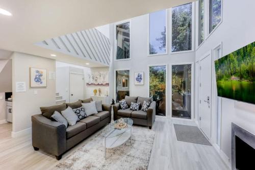 Luxury Family Home w AC and Patio near Meta and Stanford