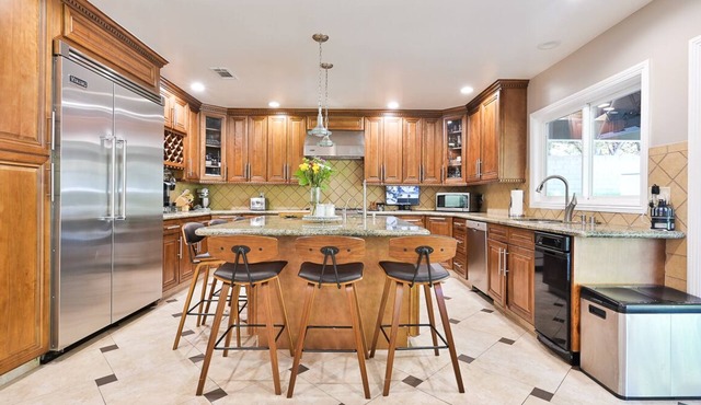 Luxury HIGH ceiling. Large patio, beautiful VIEW. Best in Granada Hills, LA.
