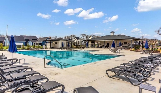 Luxury Massive Townhome, Pool, Elevator, Amenities in Murfreesboro