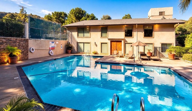 Luxury Poolside 2BR Retreat Spa Massage Chair Westlake Village
