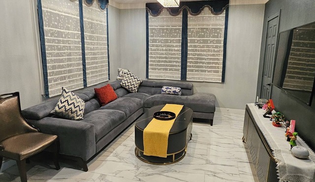Main House~Two Baths~Full Kitchen~Two Queen-size Beds~讲中文