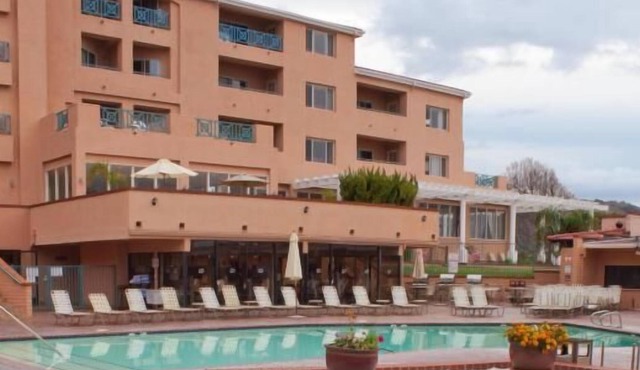 Making The Best Memories Along The Way! 3 Modern Units, Free Parking, Pool
