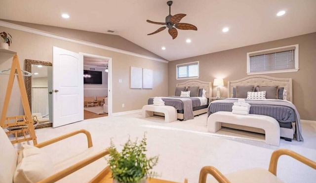 Marbella Lane - Charming 4BR Bungalo for Relaxing Retreat