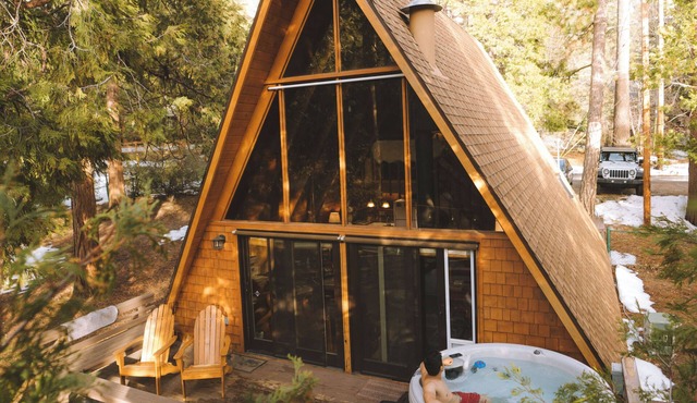 Mid-century A-frame with a huge secluded fenced yard! Private spa, AC & pet friendly. Near Humber Park & Village.