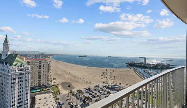 Midterm High-Rise 3Bed 2 Bath Views, Massage Chair, Pool