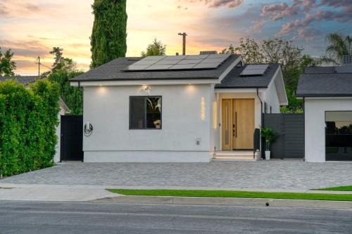 Modern 2 BR, 2BA, EV Charger, 2 King Beds, Fire Pit, BBQ, Near Universal