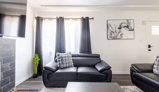 Modern 2BR Home, SoFi, LAX, Parking, Fast WiFi