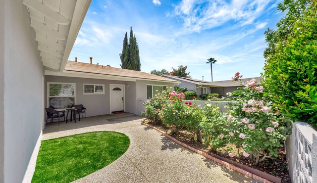 Modern 5BR with 2 King Beds, Huge Yard & Jacuzzi!