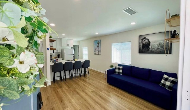 Modern & Bright Cozy Home in heart of LA 2bd-1bath with AC & Parking