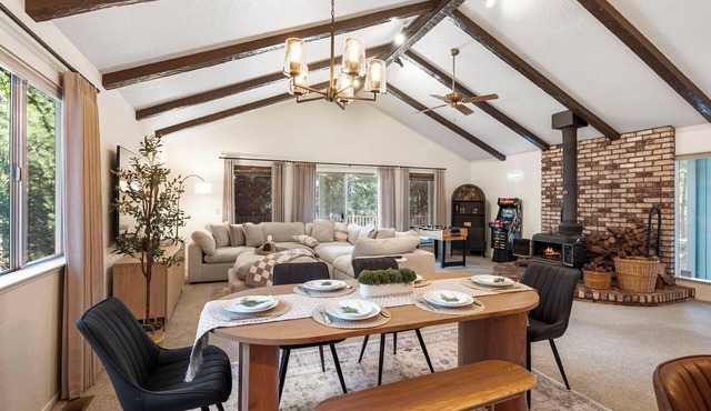 Modern Cabin Escape: Game Room, Huge Deck & Fast WIFI – Near Big Trees Park