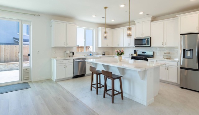 Modern Charming 4BR Home: Family Friendly, Office Space, Fast WiFi, Free Parking
