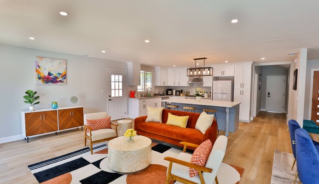 Modern Cozy Family Vacation Home with yard and fireplace