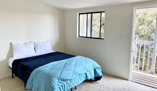 Modern & Cozy Gem ~ Walk to the Beach ~ Queen Beds