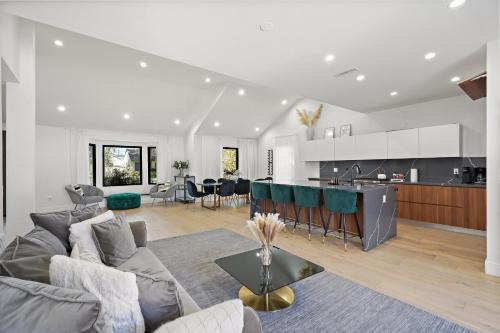 Modern Luxurious Dream Home Mar Vista, 4BDRMs, 4Baths, Kid & Pet Friendly, 10min to the beach!
