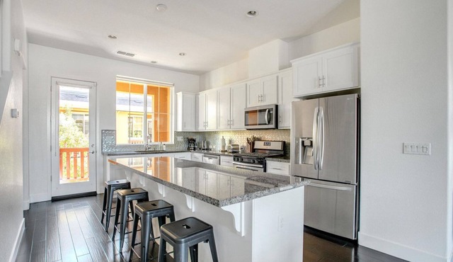 Modern Newark 3BR w/Private Garage, near Restaurants, by Blueground