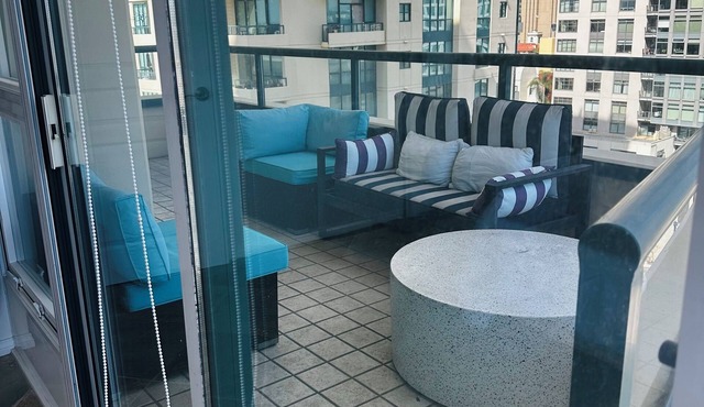 Modern & Spacious 1 br + bonus rm 2 bthrm apartment in Marina District high rise