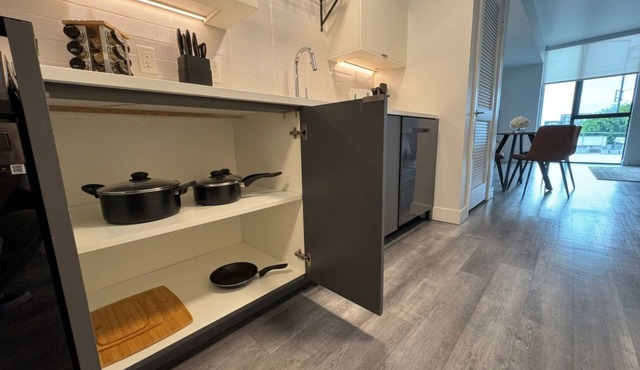 Modern Studio w/Parking/Fully Furnished/Prime Location/Monthly Stay