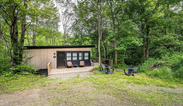 Modern Tiny Home, Wraparound Deck in Great Valley
