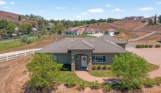 Mountain Retreat: 5 acre Views + 6 min to Old Town, 15 min to Wineries