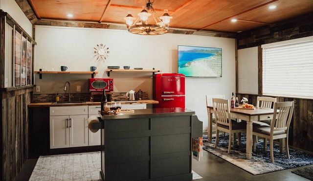MyFarm Stay/Rustic Barn Charm with Modern Comforts/walk to dining. Pet-Friendly!