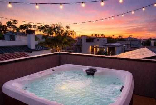 Naples Island Rooftop Hot Tub Walk to 2nd St