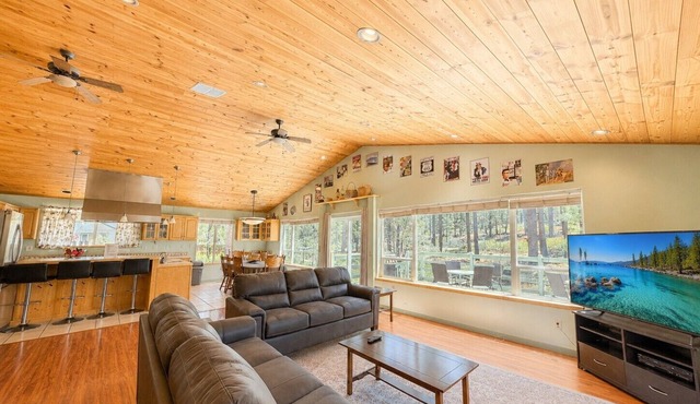 NEW Spacious Lake Tahoe Retreat, Pool Table, Close to Town & Beaches (SL101)